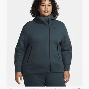 NIKE TECH FLEECE OVERSIZED FULL-ZIP HOODIE